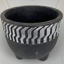 Pot en béton noir mat Nisse avec pieds