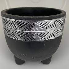 Pot en béton noir mat Nisse avec pieds